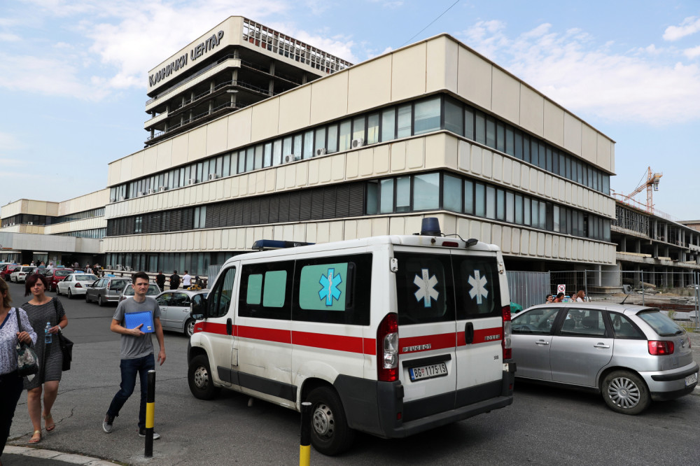 Krvnički udarci! Čekićem razbio kolegi lobanju, doktori mu se bore za život!