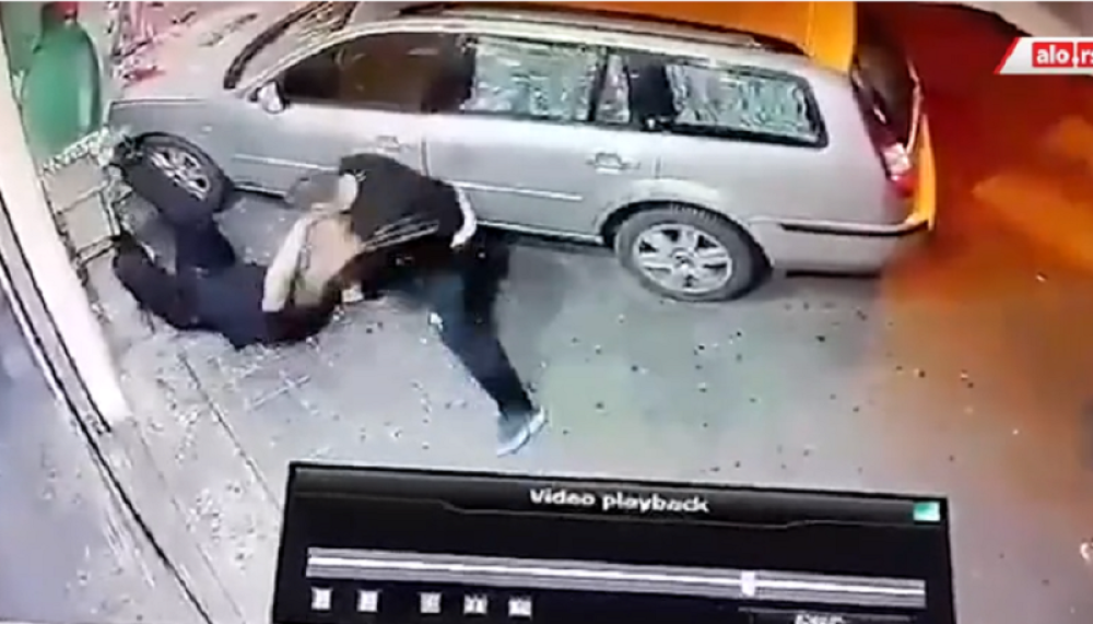 UZNEMIRUJUĆI VIDEO~Automobilom pokosili muškarca na ulici, a onda ga nemilosrdno tukli pendrecima po glavi