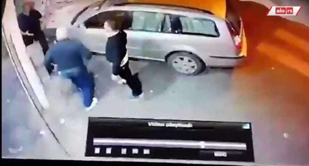 Saznalo se ko su otac i sin koji su sinoć izubijali Bobana! Policija uhapsila obojicu!