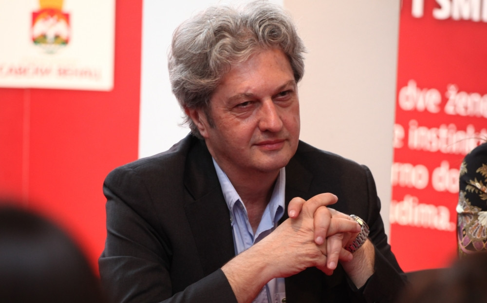 Danas je jedan od najuticajnijih novinara u regionu, a nekada je lomio ženska srca! Pogledajte kako je izgledao pre 30 godina!