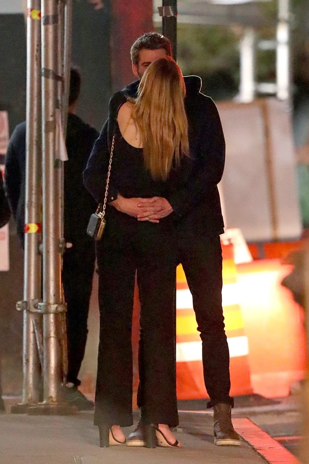 Slavnog glumca žena prevarila sa devojkom, a sada je on uhvaćen kako se na ulici ljubi sa koleginicom