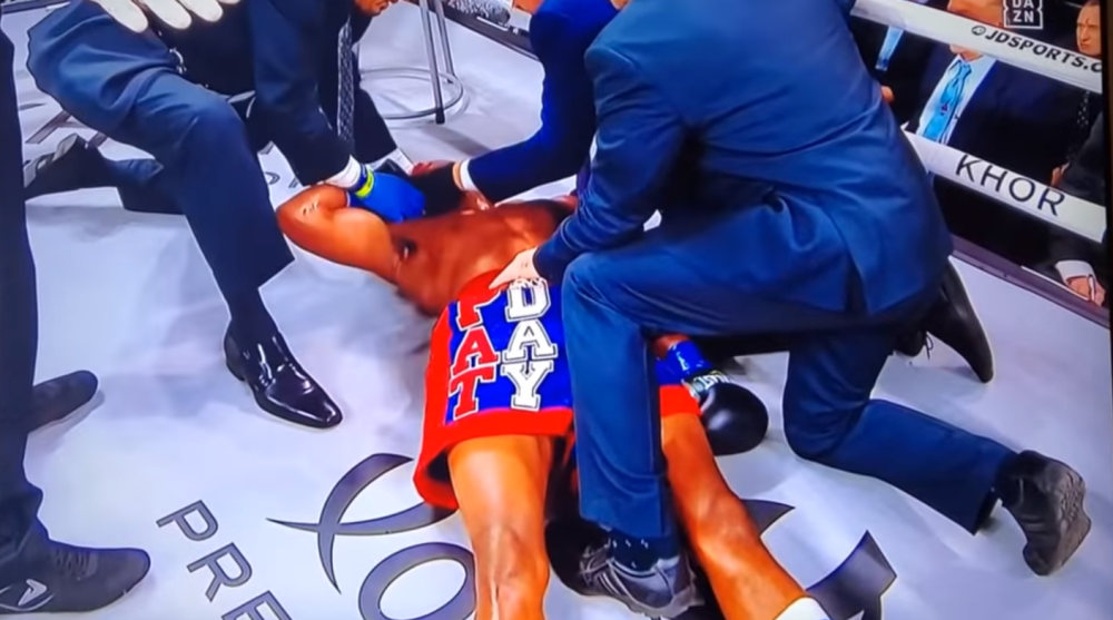 Posle brutalnog nokauta bokser prebačen u bolnicu - Hitno mu obavljena operacija mozga (VIDEO)