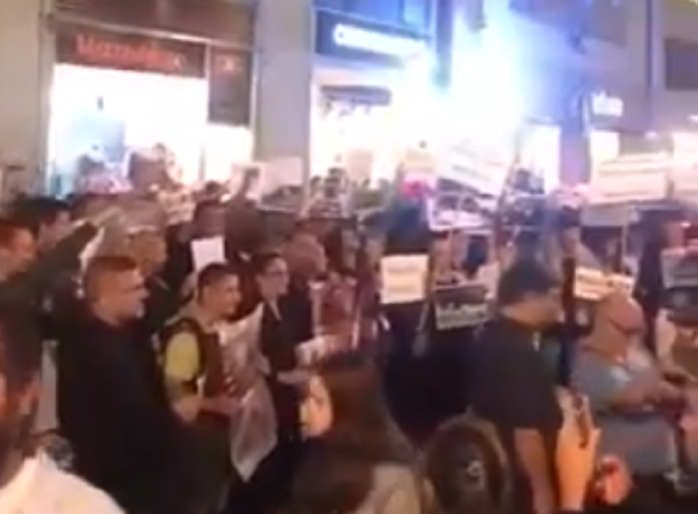 Oglasio se mladić kojeg su Đilasovi batinaši hteli da linčuju jer je prodavajući knjige Gorana Vesića, pomagao u prikupljanju novca za bolesnog dečaka!