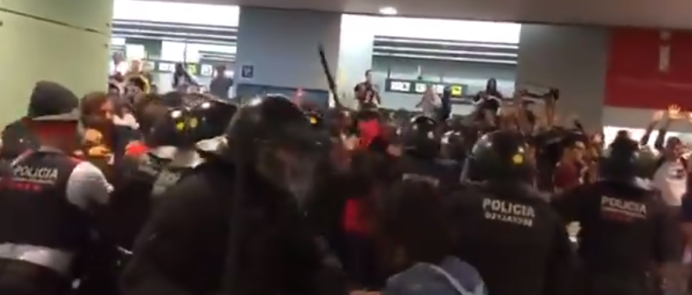 13 povređeno u obračunu sa policijom! Otkazano 67 letova, separatisti i dalje sve drže pod blokadom