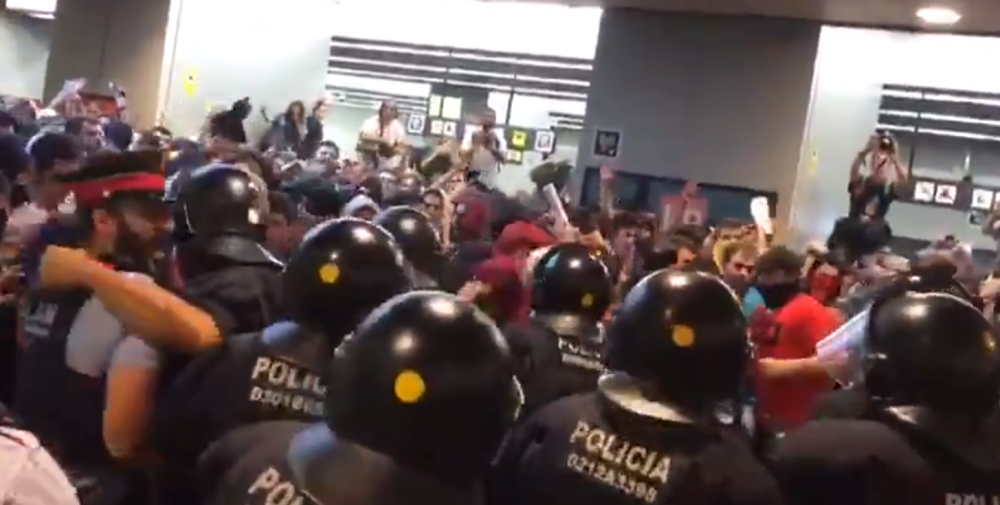 Demonstranti zauzeli aerodromski terminal! Policija pendrečila kog je stigla! (VIDEO)