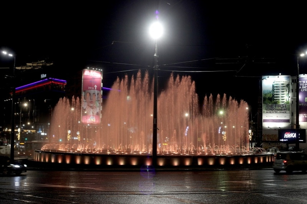 Aplauzi i "Bože pravde" na fontani na Slaviji (VIDEO)