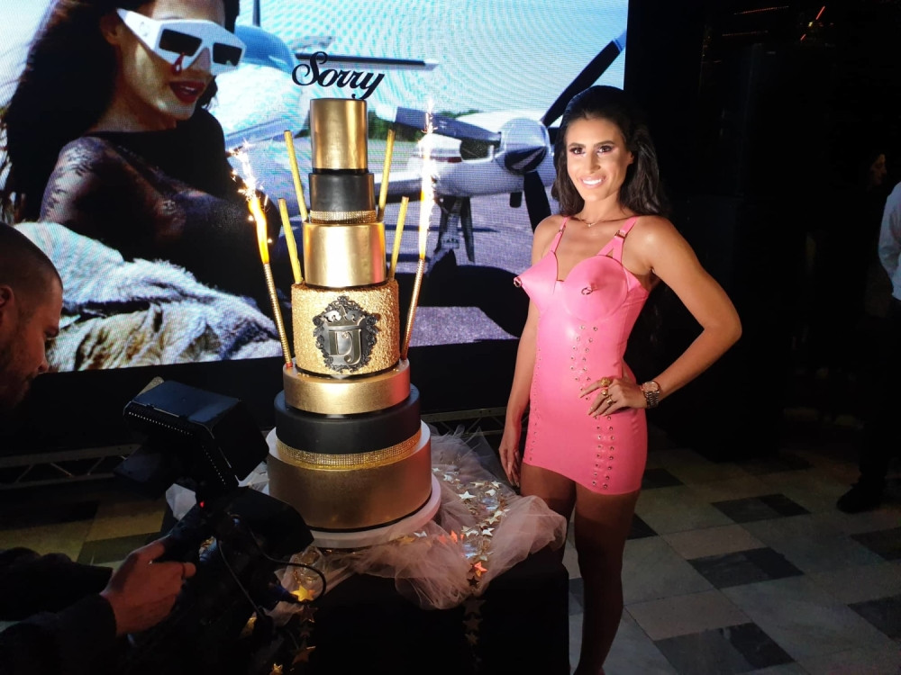 Dijana Janković iskopirala svetsku divu! Pojavila se na proslavi, svi su gledali u njene grudi! (FOTO)