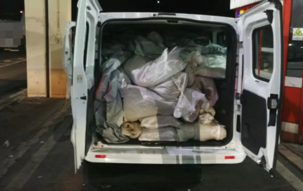 Carinici mislili da prevozi kafu, a onda shvatili šokantnu istinu - Našli robu vrednu devet miliona evra (VIDEO)