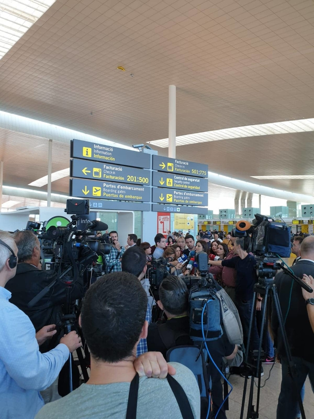 Aerodromi blokirani, letovi se otkazuju - Naši čitaoci javljaju informacije sa lica mesta! (FOTO/VIDEO)