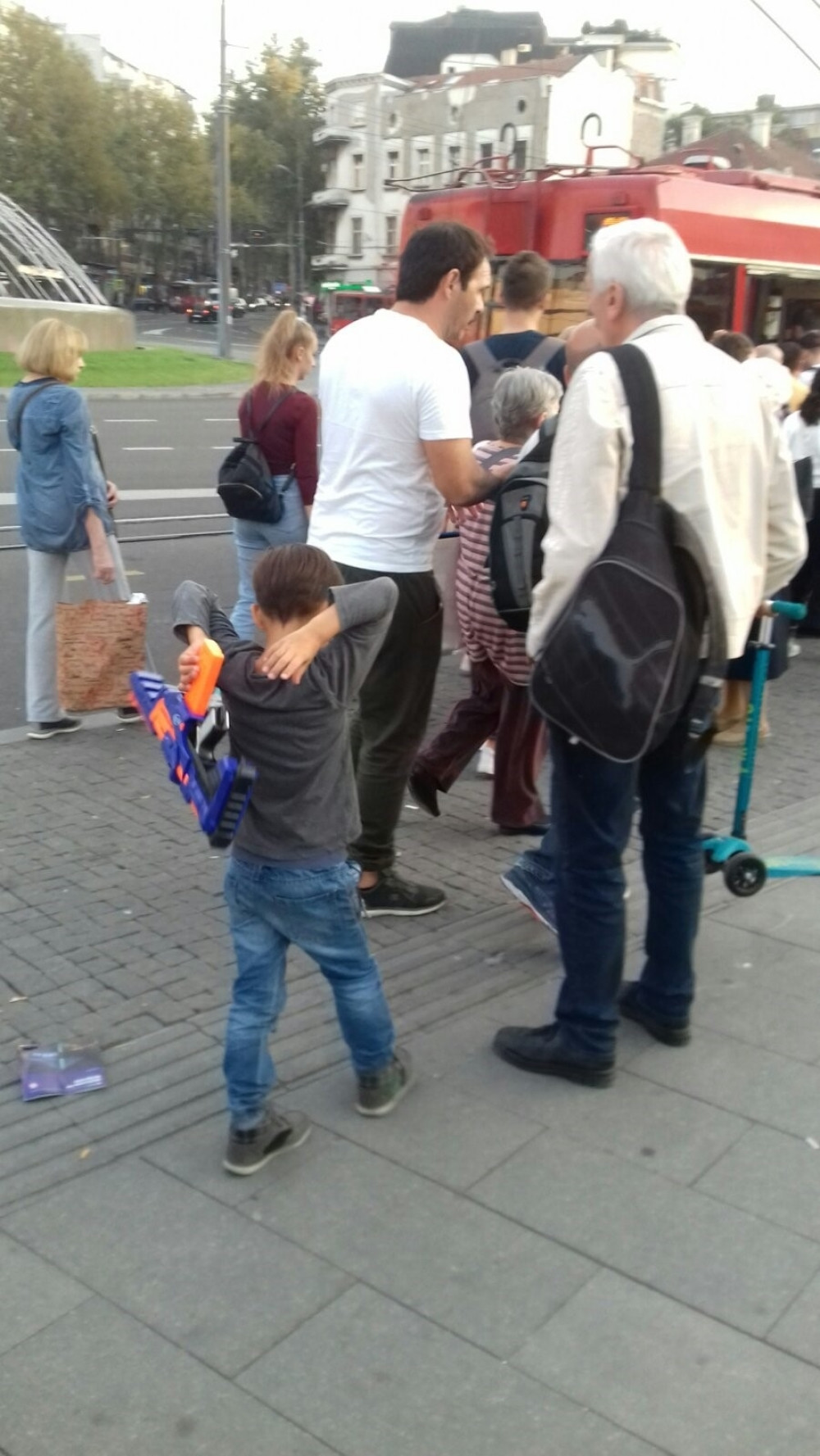 Paparaco uhvatio poznatog glumca! Evo šta radi na ulici, dok ga žena vara!