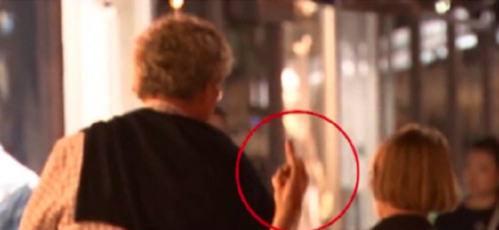 Nemački ambasador pokazao srednji prst Albancima! Izbio haos! Traže njegovu glavu!