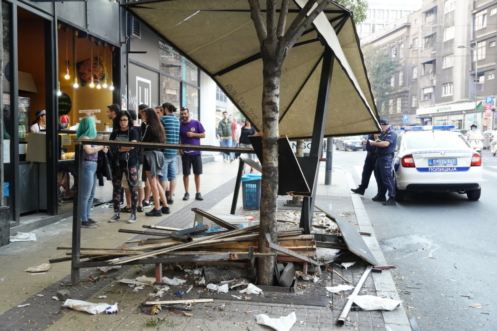 Vozač izgubio kontrolu i uleteo u piceriju na Dorćolu! Sve razrušeno! (FOTO SA LICA MESTA)