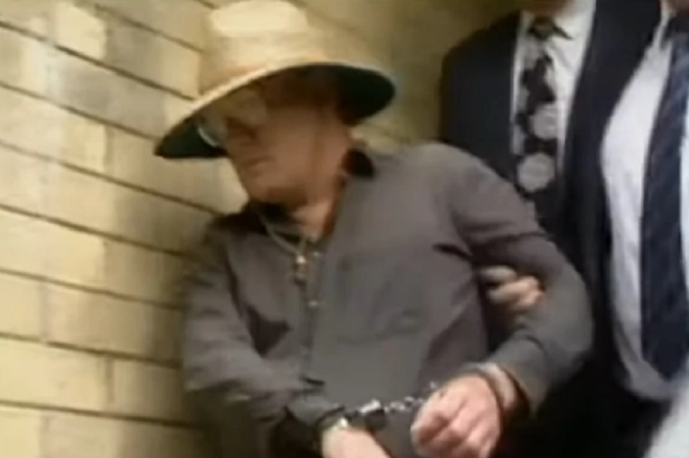 Bio je običan državni službenik kada se desilo čudno ubistvo, sve je ukazivalo na njega, a onda se desio neviđeni preokret! Sada će dobiti ogromne pare!