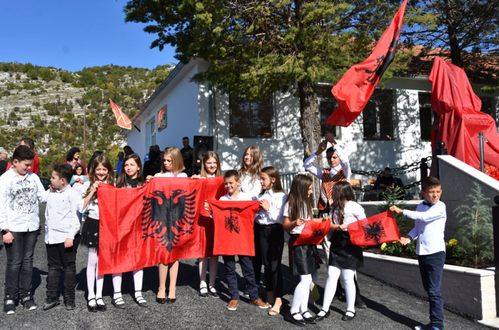 Obukli decu u nošnje, pa ih umotali u zastave "Velike Albanije", a zlog onoga što su sledeće uradili i Milo se trese! (FOTO)