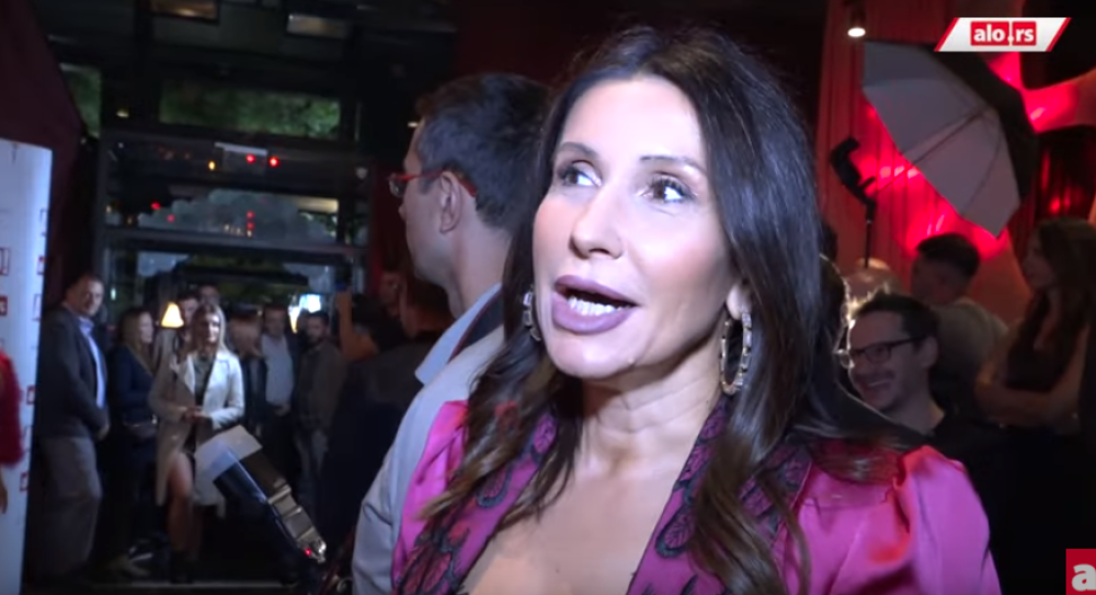 Snežana Dakić vežbala i "spreda i otpozadi" da bi ušla u kreaciju: Grudi i g*uza za desetku! (VIDEO)