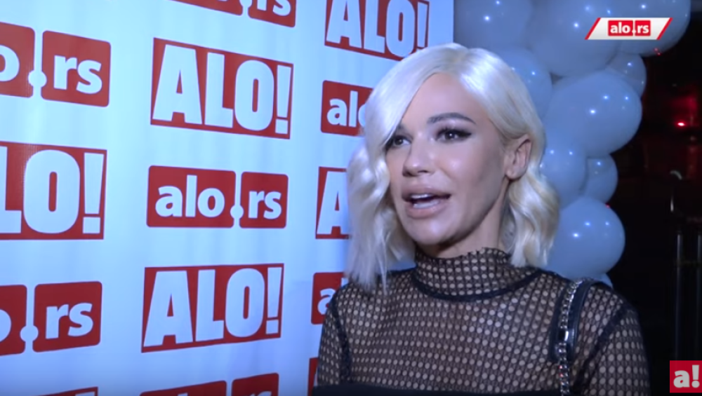 Nataša Bekvalac došla na žurku u neobičnoj haljini, svi pogledi su bili uprti u nju! (VIDEO)