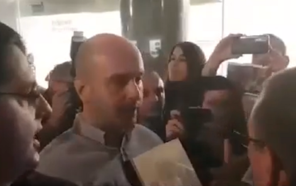 Na pitanje da kupi knjigu, on odgovara drsko i nevaspitano! (VIDEO)