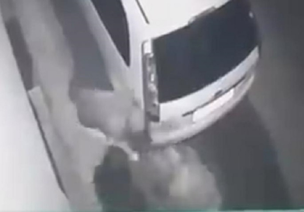 Mučki udarale devojčicu kolenima u stomak i pesničili u glavu!  Nasilnica uzviknula: "Šta tebi smeta da te ja gađam kamenom?"(VIDEO)