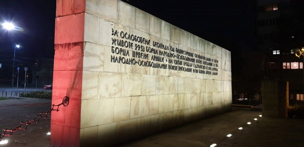 Sinoć je postavljena nova rasveta na Groblju oslobodiocima Beograda (FOTO)