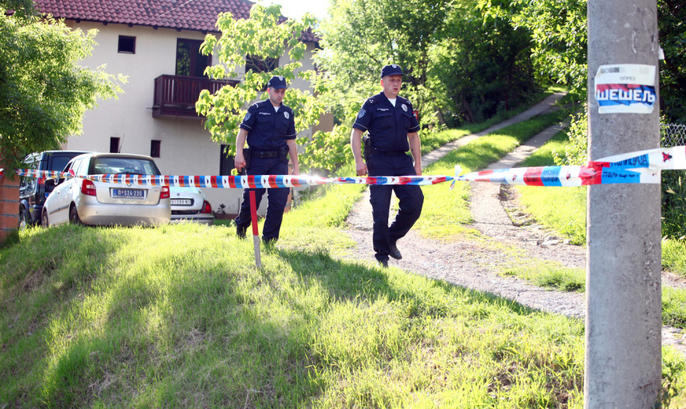 Mrtav čovek pronađen u donjem vešu usred njive, a u blizini tela policija je našla ključni dokaz