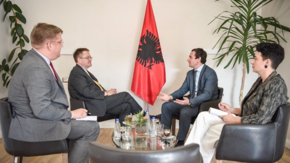 Britanac probao da se opravda na sraman način posle slikanja sa Kurtijem, evo šta je poručio iz Prištine!