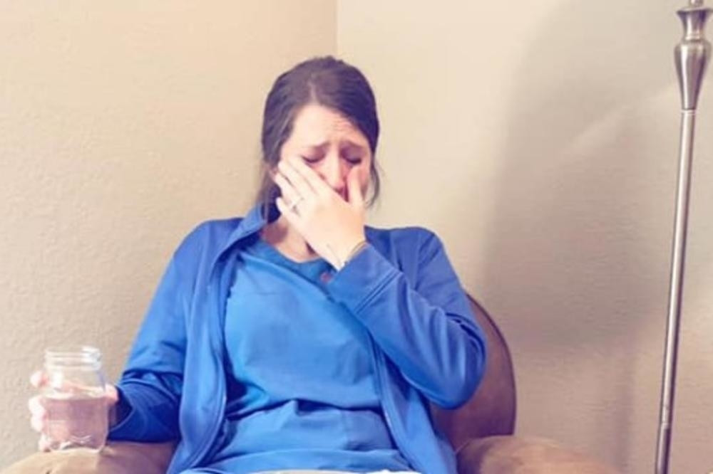 Medicinska sestra došla kući sa posla i počela da plače, njena sestra je slikala, a zbog onoga što je napisala će vam se slomiti srce! (FOTO)