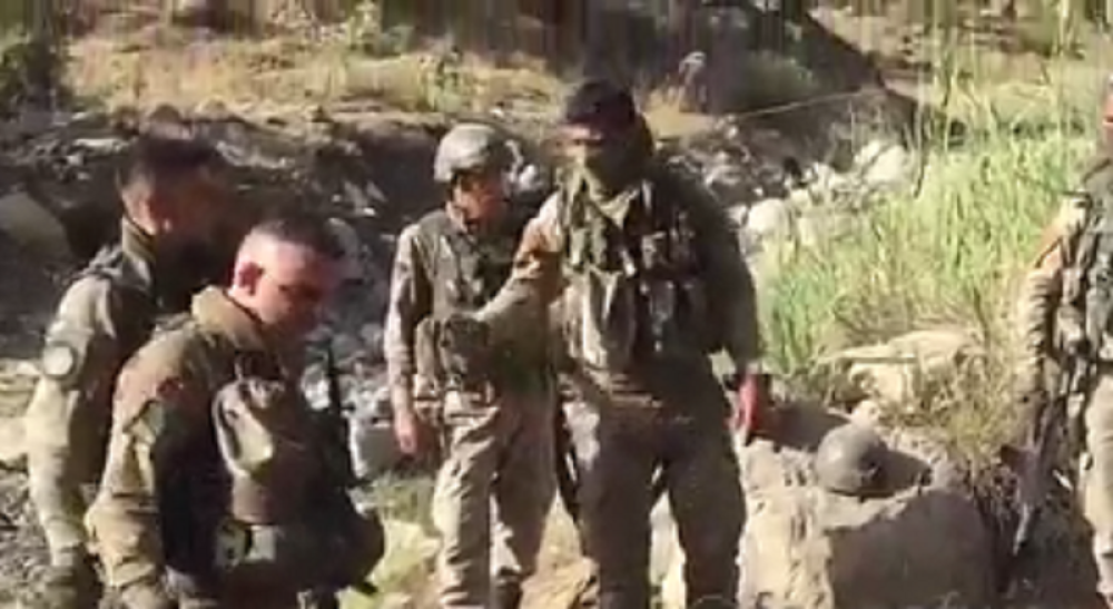 Vojnik je uzeo nož, a onda uradio nešto što će vas užasnuti! (UZNEMIRUJUĆI VIDEO)