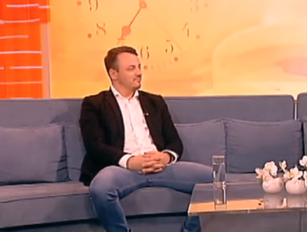 Pevač se razvodi od 13 godina mlađe misice! (FOTO)