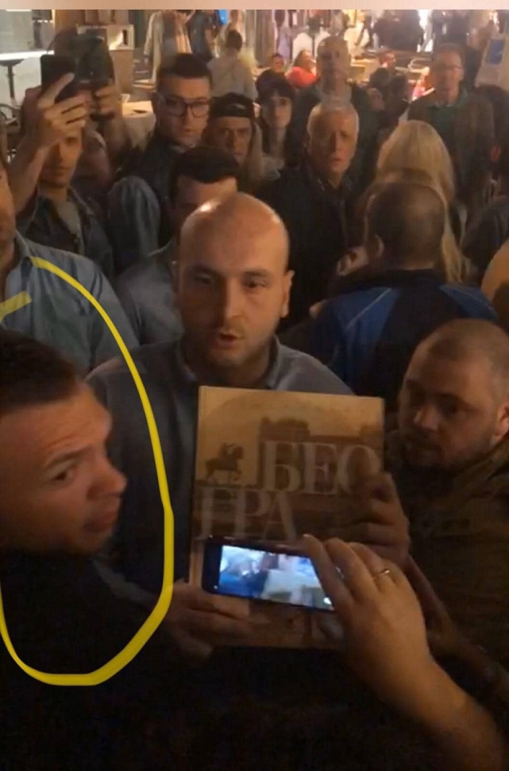 Zna se ko je organizovao divljanje ispred galerije "Progres"! U haos umešane i dve žene! (FOTO)