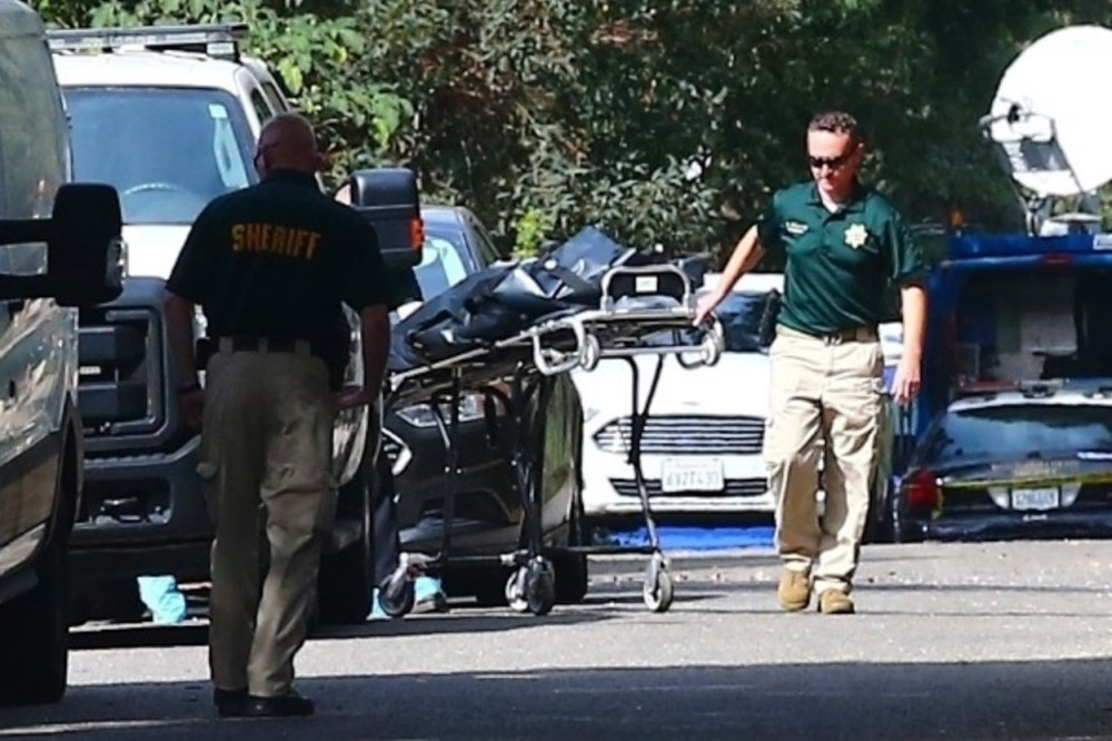 Sin čuvenog glumca ubio majku! Izbo je nožem, policija upala u kuću pucajući! (FOTO SA LICA MESTA)