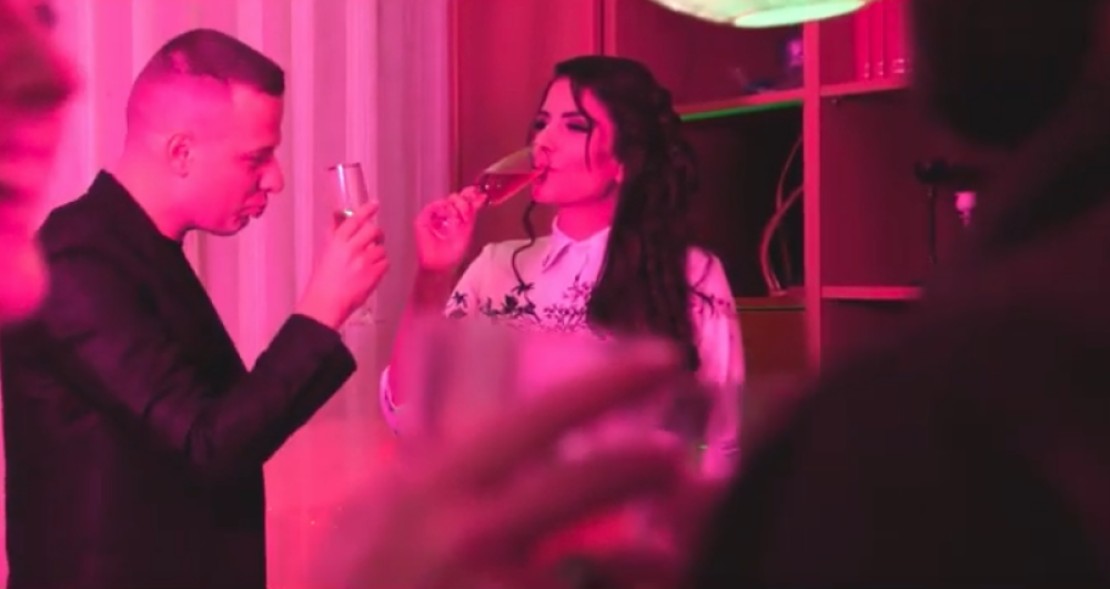 Spot bez skupih automobila, brendirane garderobe i silikonskih lepotica!