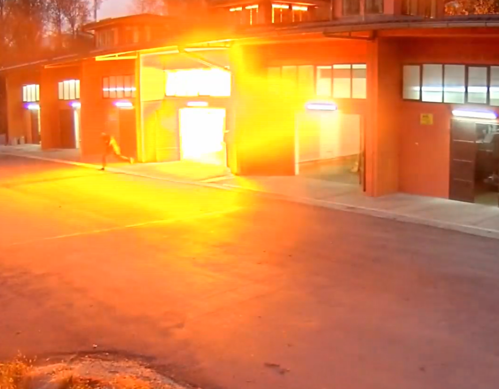 Dim samo iskočio iz mašine, radnici bežali na sve strane! (VIDEO SA LICA MESTA)