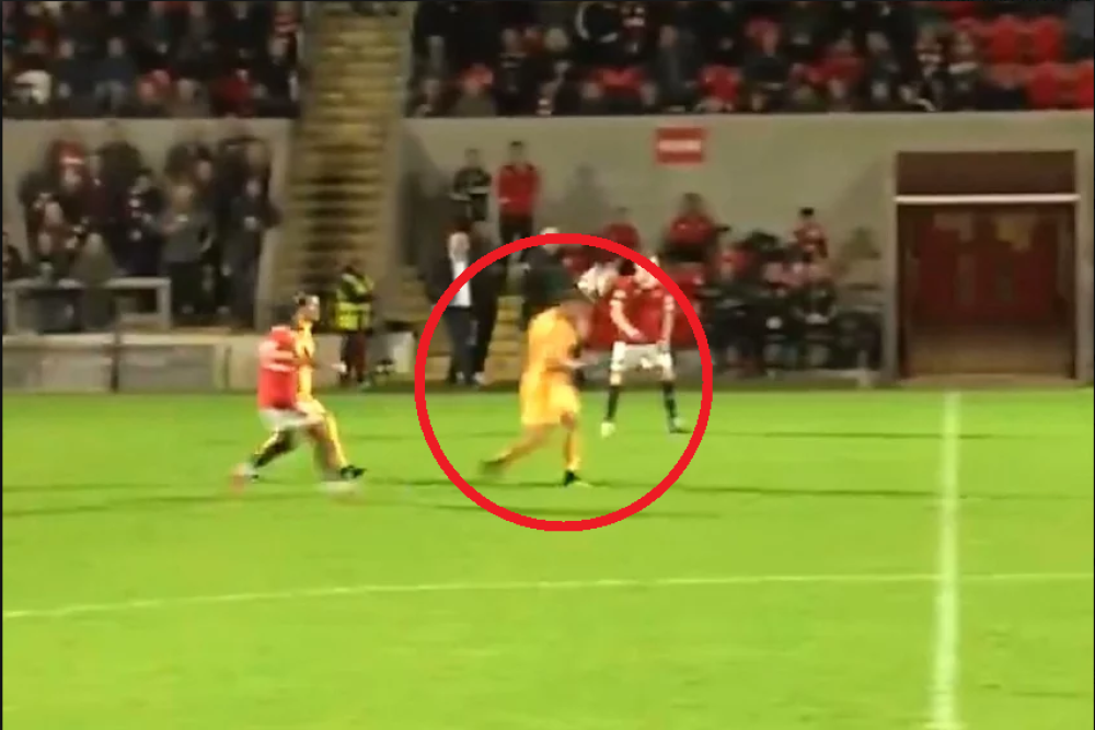 Savladao golmana Junajteda udarcem glavom sa svoje polovine! (VIDEO)