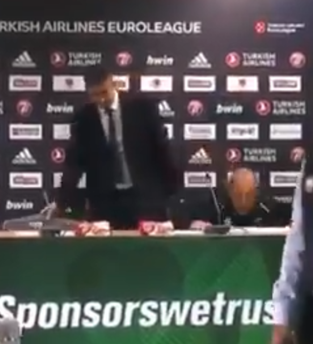 Posle pobede nad PAO, trener Armanija pao sa stolice, bukvalno! (VIDEO)