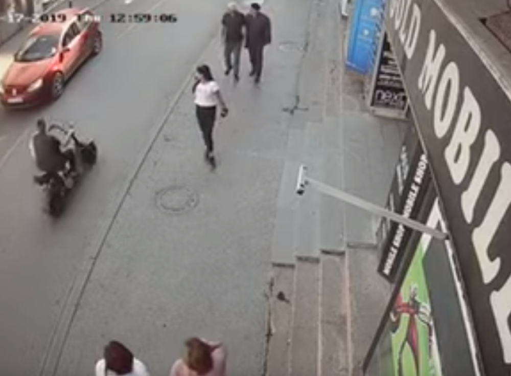 Kik-bokser se zaustavio, pa zapucao na biznismenovog sina! Prolaznici zanemeli od šoka! (VIDEO)