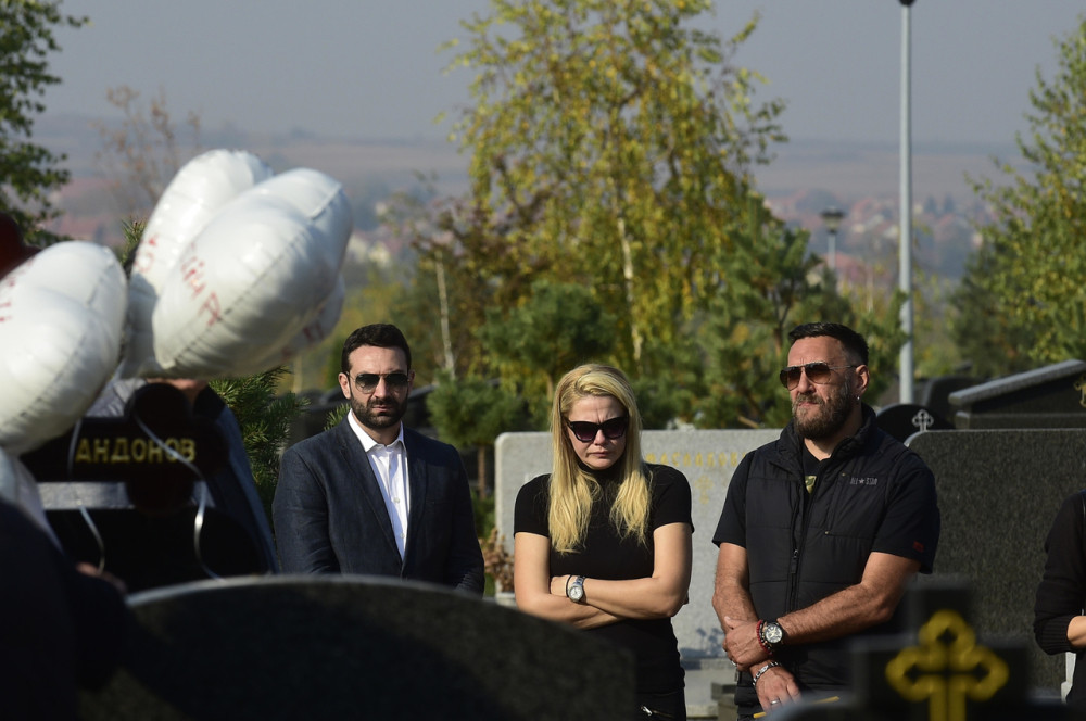 Udovica Danica i prijatelji zapalili sveće, a reperova majka na grob stavila nešto zbog čega su svi plakali!