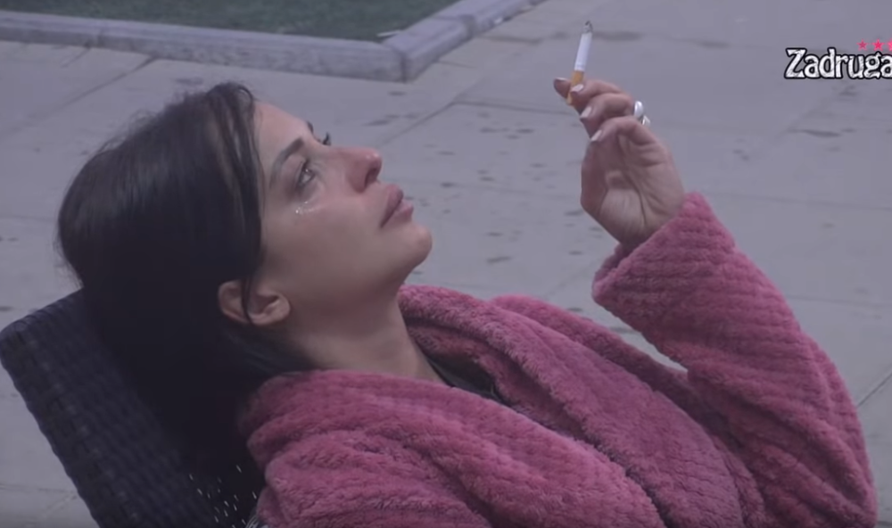 Kao da su to i osećali: Jelena Pešić skrhana bolom zbog smrti bake pojedinim zadrugarima poslala snažnu poruku! (FOTO/VIDEO)