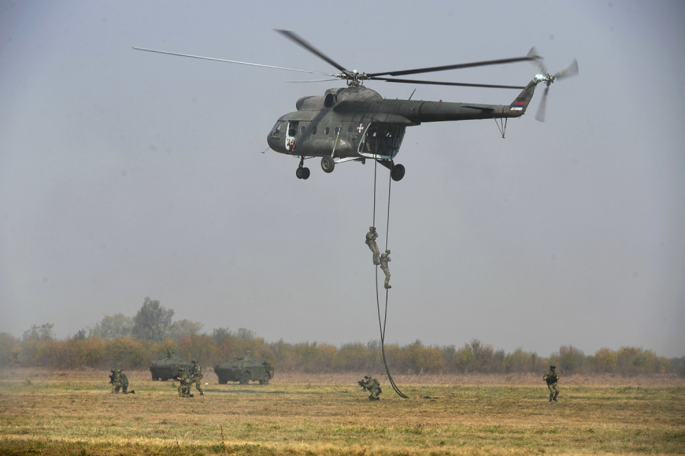 Vanredno na aerodromu Batajnica: Borbeni helikopteri Mi-35M sleteli u Srbiju