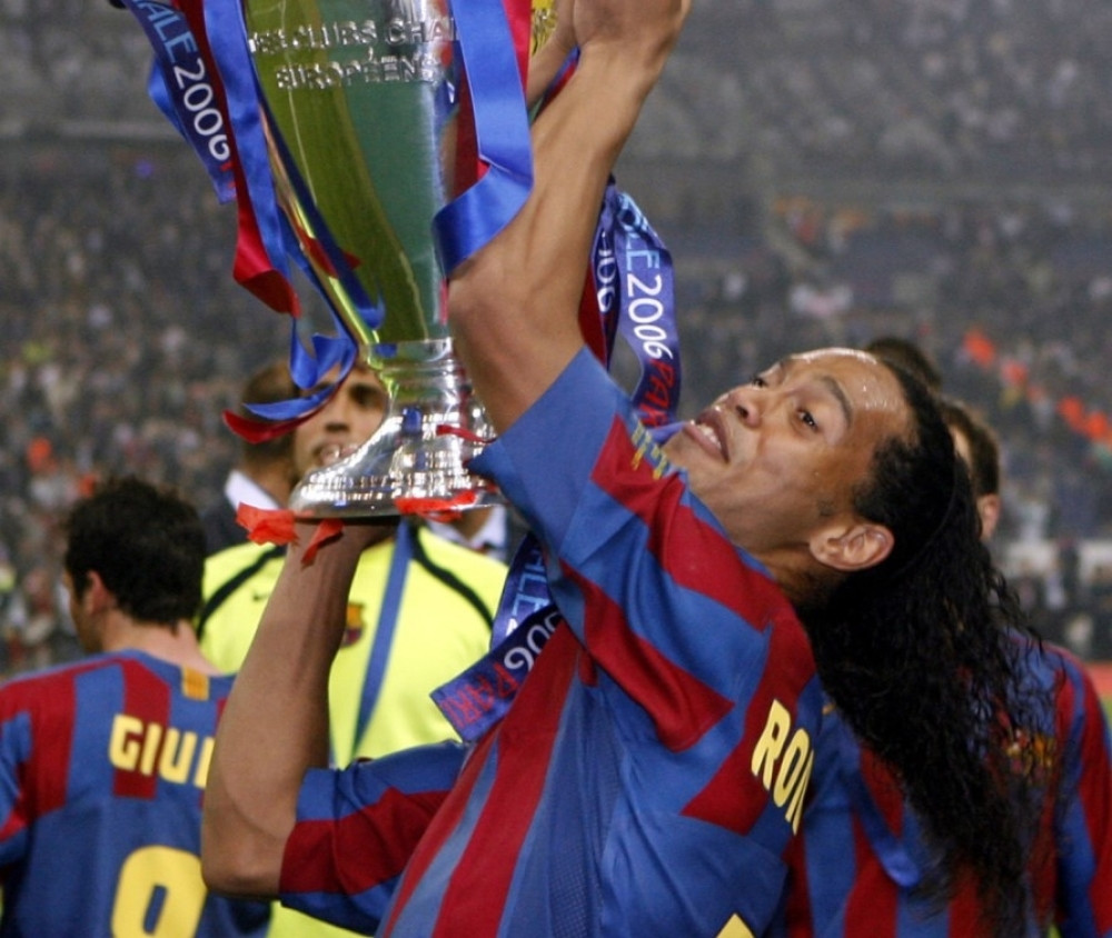 Trošio milijarde, dolazio pijan na treninge, oženio se sa dve devojke istovremeno - Ronaldinjo! (FOTO/VIDEO)