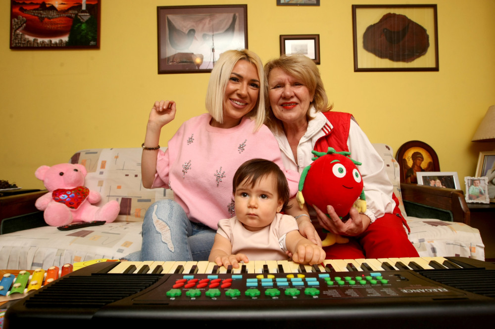 Voditeljka Jovana Jeremić otvorila vrata stana, a onda je njena svekrva otkrila sve pikanterije iz privatnog života! (VIDEO)