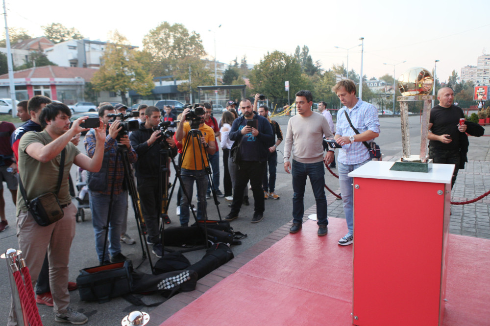 Zvezdaši su ga čekali 28 godina, konačno je stigao! Izgleda zaista nestvarno! (FOTO/VIDEO)