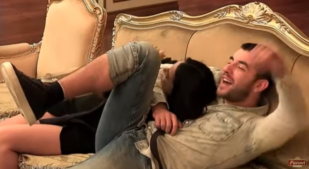 Dušan i Ivania razmenjivali intimne dodire! Pokušali da se sakriju od kamere, ali im nije uspelo! (VIDEO)