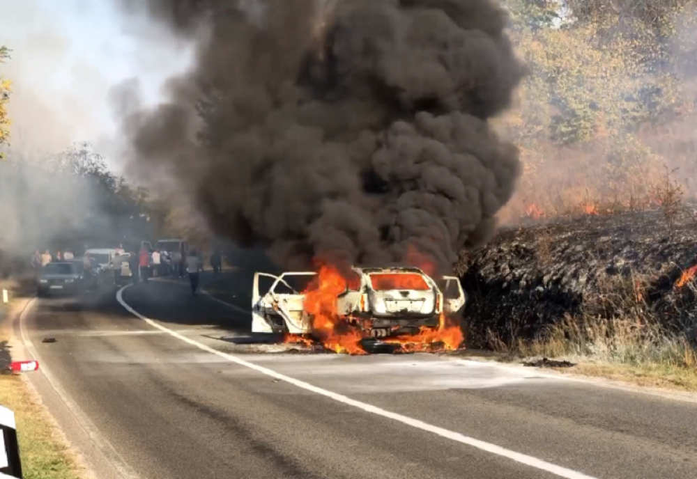Izgoreo auto! U njemu bio bračni par sa dvoje dece! (VIDEO SA LICA MESTA)