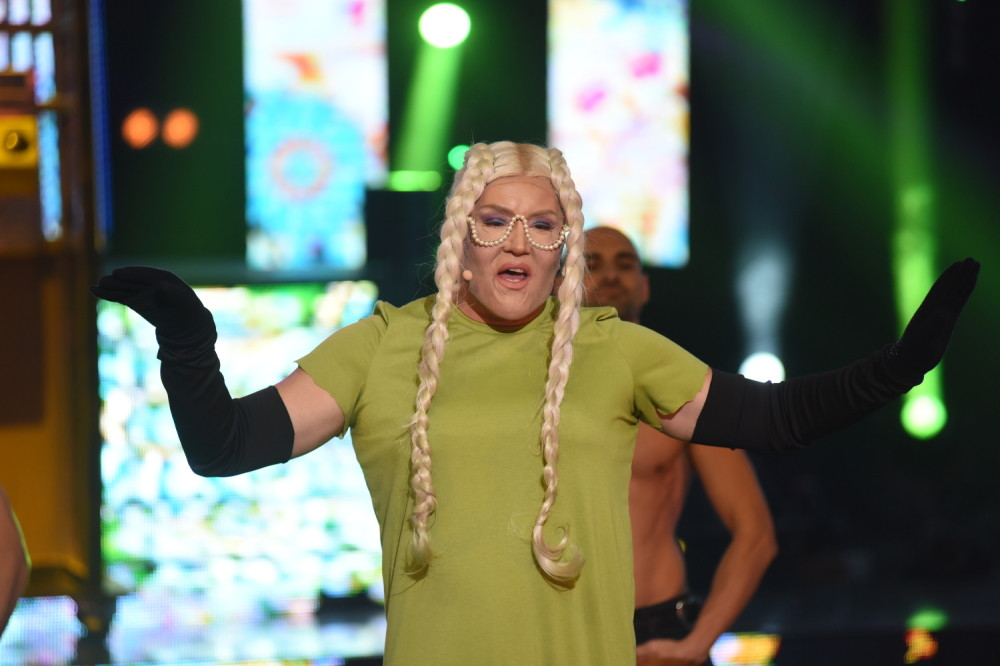 Knez obukao zelenu haljinu, a onda izašao na binu i skinuo je sa sebe! Srbija plače od smeha! (FOTO)