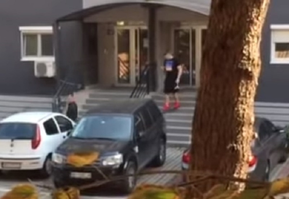 Šok paparaco! Sloba Radanović uhvaćen ispred Anabeline zgrade! (FOTO)