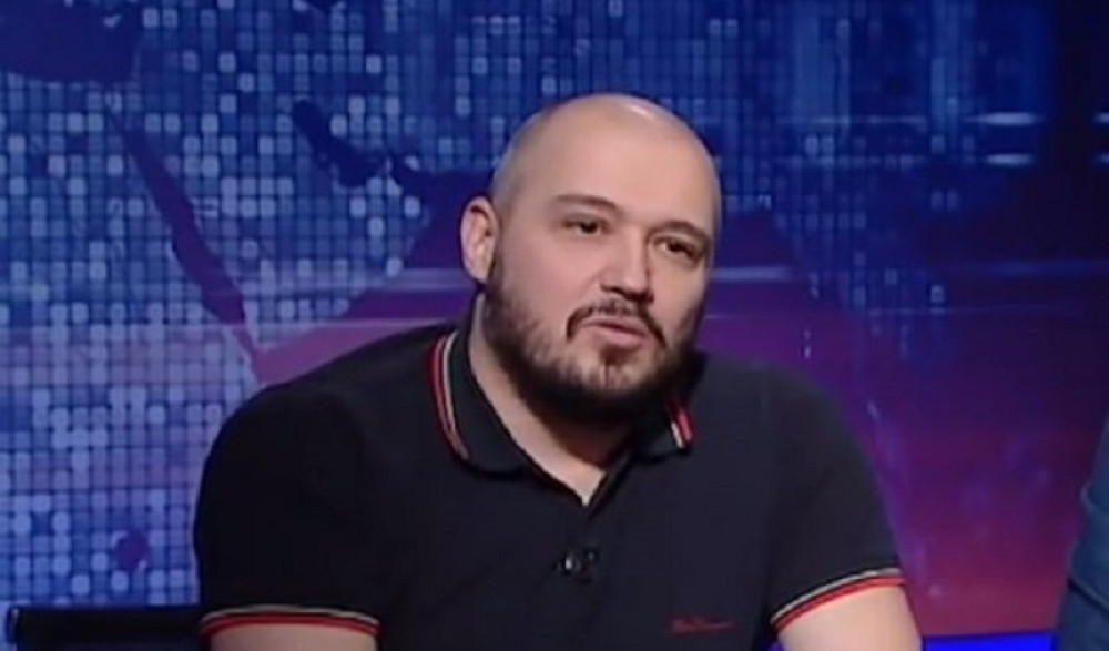 Posle izjave da bi političke protivnike vrteo na ražnju, na Tviteru napisao najveću bljuvotinu u svojoj karijeri (FOTO)