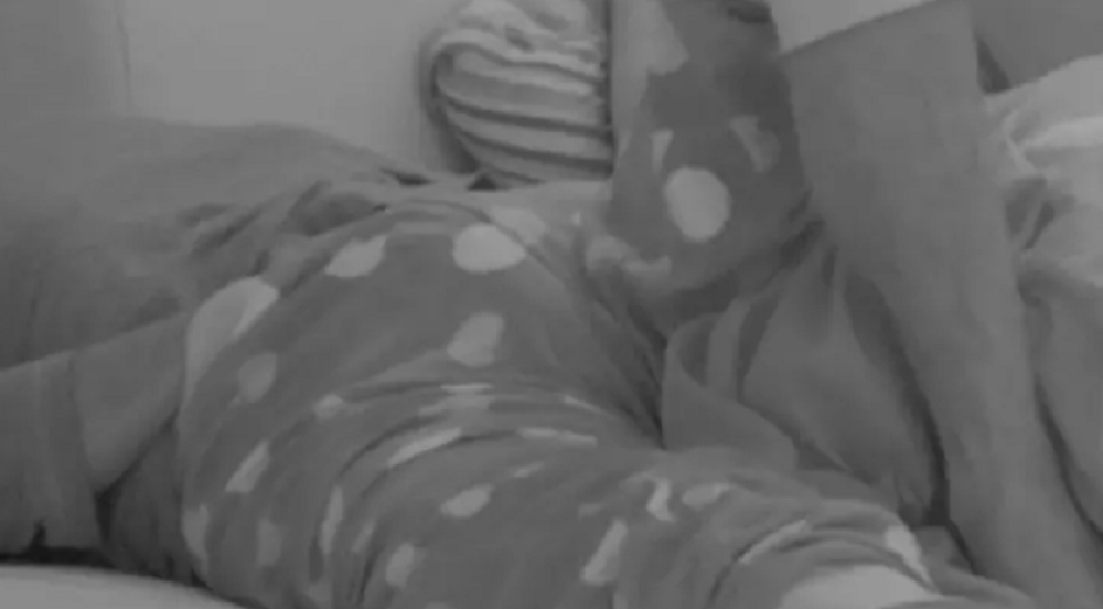 Lepi Mića se pred svima samozadovoljavao! Zavukao ruke pa krenuo da masturbira! (VIDEO 18+)