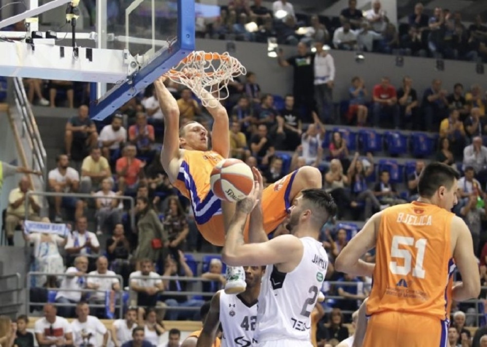 Šokantna frizura poznatog srpskog centra u stilu Denisa Rodmana (FOTO)