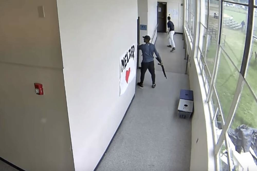 Masakr je visio u vazduhu, a onda se pojavio trener, zbog onoga što je uradio proglasili su ga herojem! (VIDEO)