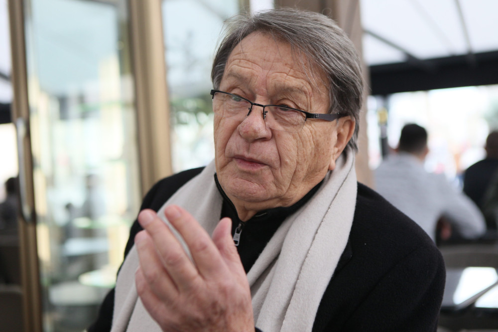 Odleteo nekoliko metara posle udarca! Legendarnog trenera hitno prevezli u bolnicu!